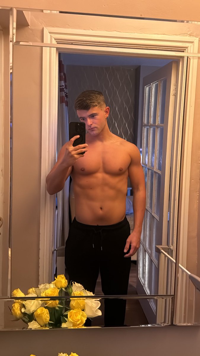 AlexRhodes98's tweet photo. Exactly a year apart to the date between pictures, same person, same place, different outlook����🏼 https://t.co/BqbXBAXros