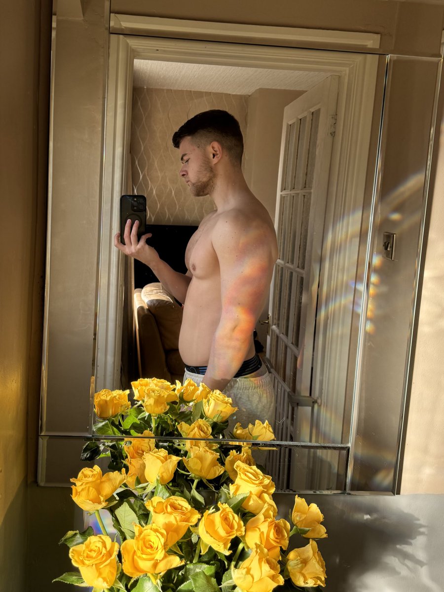AlexRhodes98's tweet photo. Exactly a year apart to the date between pictures, same person, same place, different outlook����🏼 https://t.co/BqbXBAXros