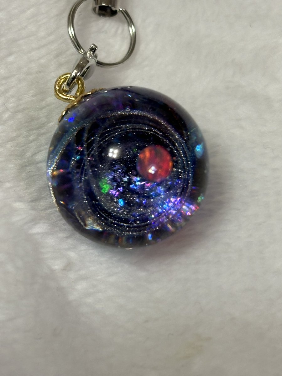 potekichi130's tweet photo. ハンドメイドらぼさんの球体モールドで宇宙玉のストラップを作りました。^ ^
#レジンアクセサリー
#ハンドメイド
#ハンドメイドらぼ https://t.co/uk5ofLiKFh