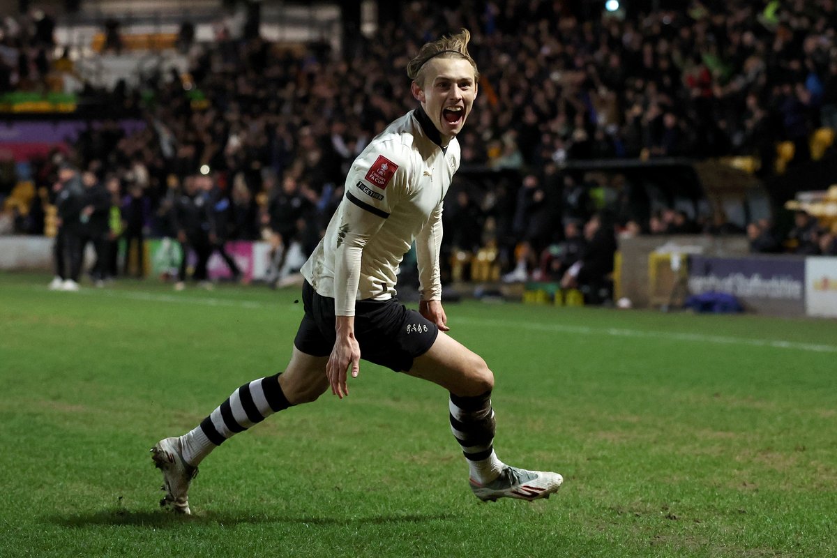 An incredible moment for Ben Waine and <a href="/OfficialPVFC/">Port Vale Football Club</a> 🤩

#EmiratesFACup