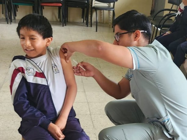Salud_Loja's tweet photo. 𝗩𝗮𝗰𝘂𝗻𝗮𝗰𝗶ó𝗻 𝗮𝗰𝘁𝗶𝘃𝗮 𝗲𝗻 𝗟𝗼𝗷𝗮 💉

📍 #MSPEnTerritorio | Los equipos operativos de las unidades de salud del cantón #Loja, de la Coordinación Zonal 7 – Salud, desarrollan jornadas de vacunación 💪👩‍⚕️👨‍⚕️ correspondientes al esquema regular y a la campaña SR y SRP. https://t.co/ctzDVsvJLq