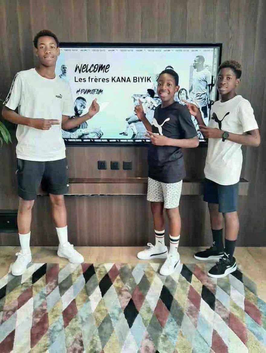 AllezLesLions's tweet photo. 📸 Les fils d’André Kana Biyik :

▪️Enzo Kana Biyik (Manchester United)
▪️Kenzo Kana Biyik (PSG)
▪️Lorenzo Kana Biyik (PSG)

Sans oublier l’aîné Jean Armel Kana Biyik, ancien international camerounais, qui a mis un terme à sa carrière en 2022. 🦁🇨🇲 https://t.co/yRkQEwi4ps