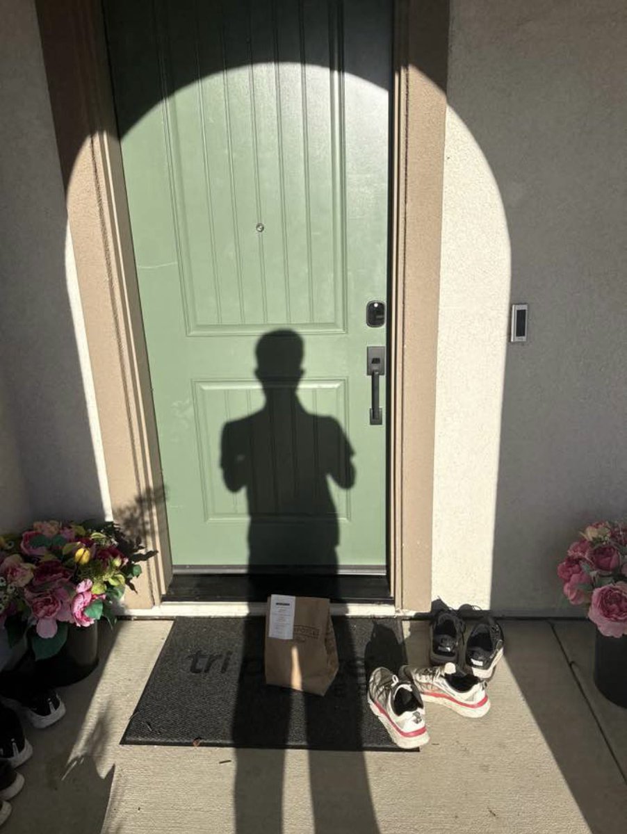 Иногда фото от курьеров в приложении доставки будто говорят: «Я доставил твой заказ. А ещё я теперь знаю где ты живёшь.»