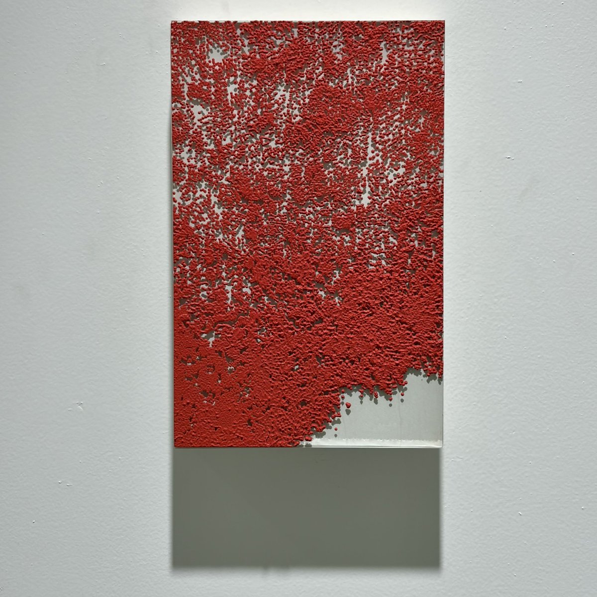 大和は増殖するような赤いドットの抽象画。遠目近目で印象が大きく