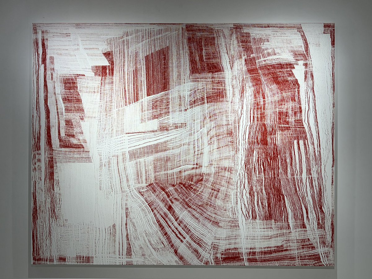 大和は増殖するような赤いドットの抽象画。遠目近目で印象が大きく