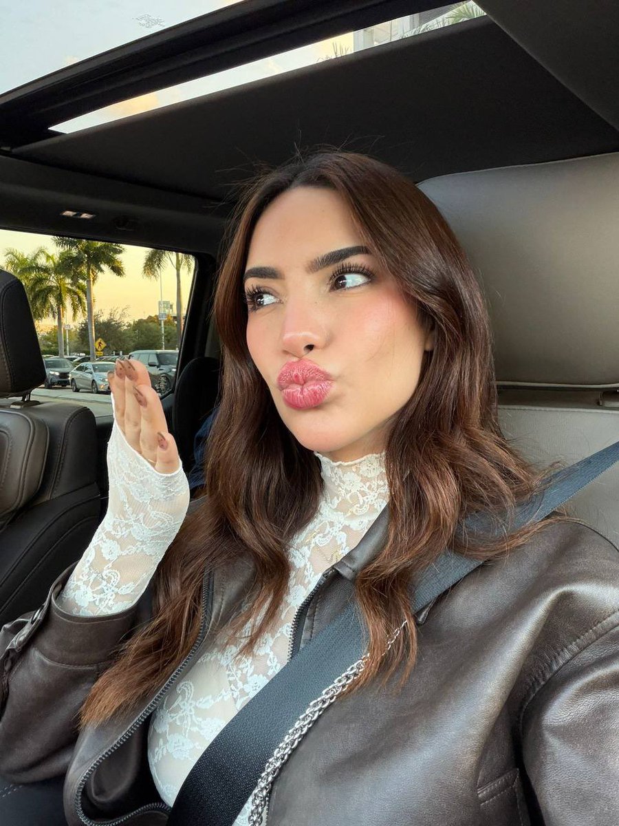 cerditasinflu's tweet photo. kimberly, madre de dos hijos, seguro esas tetitas aun generan leche, para ordeñarla en mi verga y usar su leche como lubricante, me pone tan puto enfermo que pagaría por follarla delante de sus hijos y hacerla gritarles que su mami es una puta, seguro se calienta amamantándolos https://t.co/hRFlWRNqvu