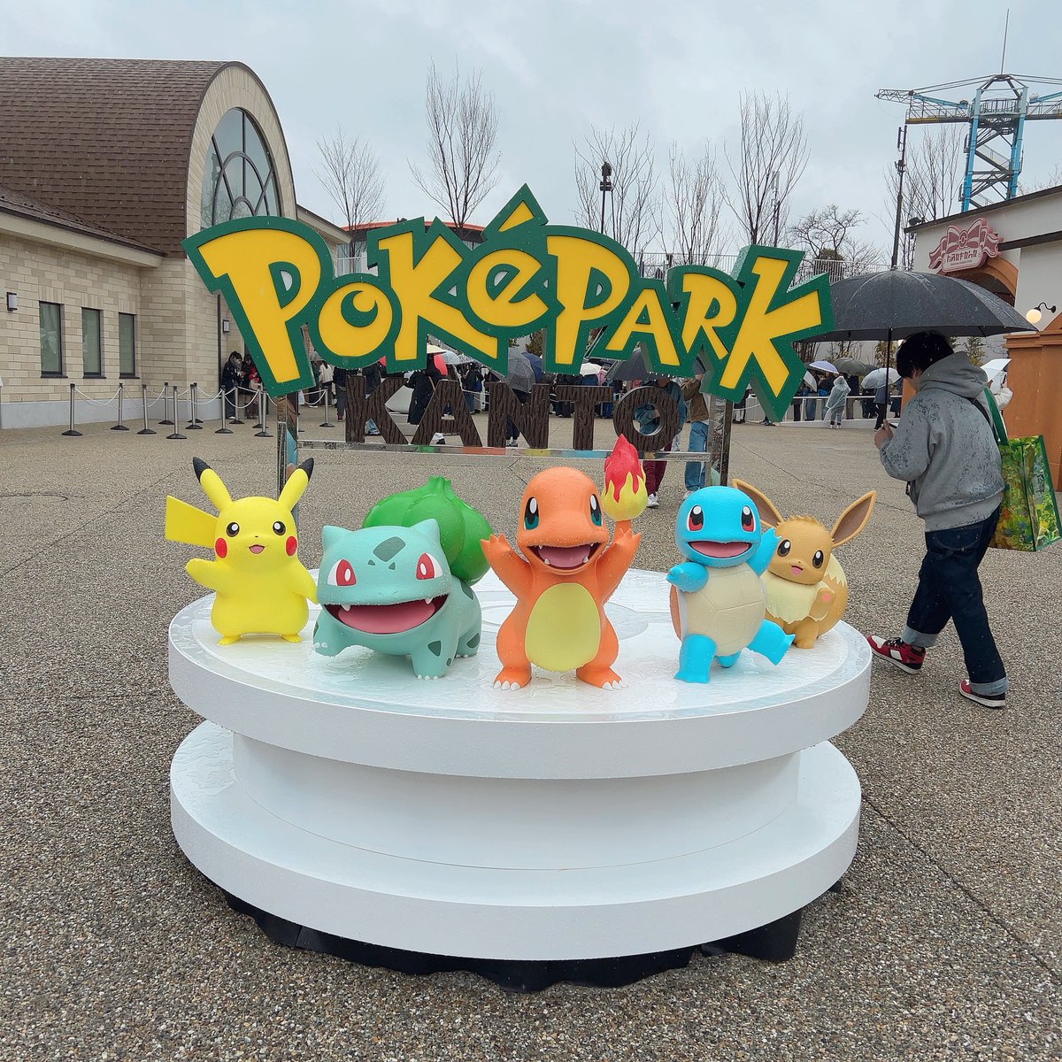 ZeroTanukiinyo's tweet photo. 昨日ポケパーク行ってきた〜！こんな時に限って恵みの雨の日☔️

寒すぎてドリンクはペットボトルしか買えなかった！絵柄ランダムはこんな感じ！

雨の中頑張ったからかゲンガー、ウインディと推しがきてくれた🥰😭
友達分含めて20個被りなし！151制覇目指すぞ〜！！ https://t.co/l8YPluiS9d