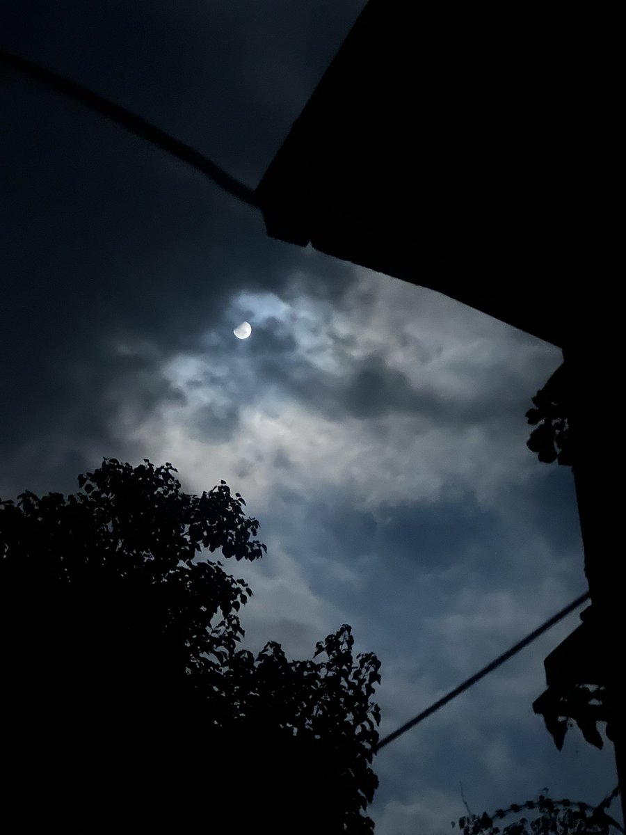 _urShiii's tweet photo. the moon is beautiful, isn't it? https://t.co/MUrp56q3Eo