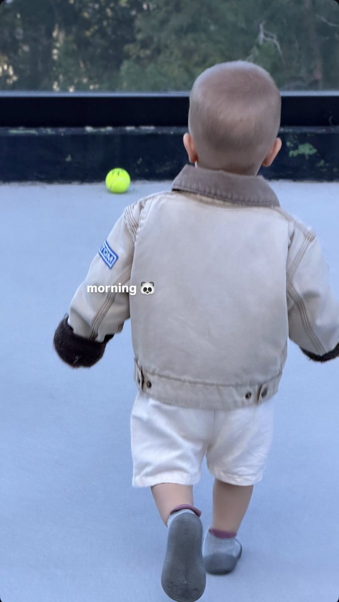 THATS MINI VERSION OF JUSTIN OMG that walk??