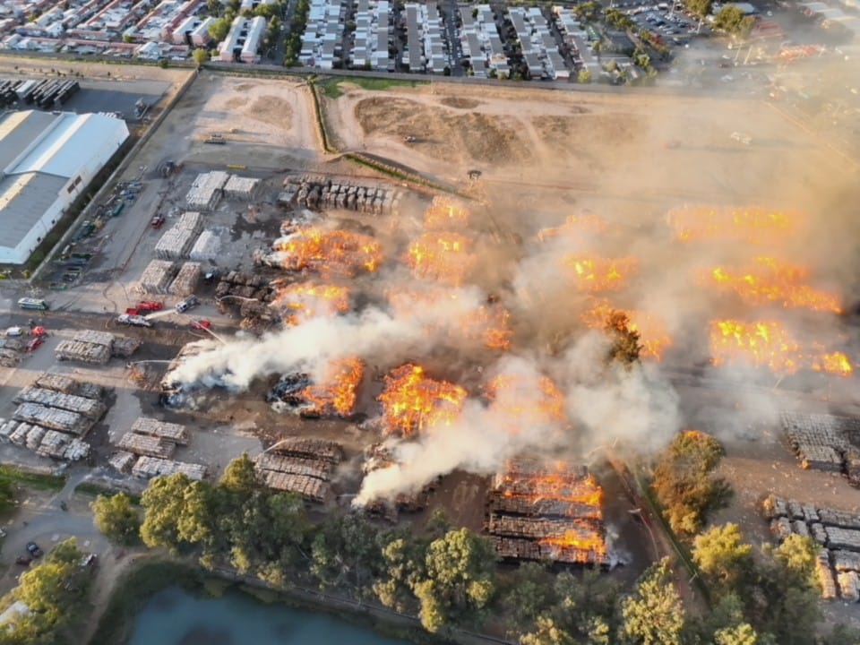 Producto de gran #incendio en #PuenteAlto , nos estan reportando caida de pavesas en varios sectores de la comuna #precaución cc <a href="/biobio/">BioBioChile</a> <a href="/Cooperativa/">Cooperativa</a> <a href="/adnradiochile/">Radio ADN</a>