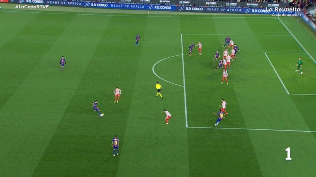 🚨 فضيحه .. فضيحه .. فضيحه .. فضيحه. 

الهدف الثالث تسلل صارخ قدام عيون العالم كله!
لا خطوط تحتاج… ولا إعادة بطيئة… لاعب متقدم بخطوة واضحة ومع ذلك الهدف يتحسب بكل برود!

وين الـVAR؟
وين العدالة؟
ولا القانون يتطبق حسب ألوان القميص؟!

لقطة تفضح التحكيم وتغيّر نتيجة مباراة كاملة!