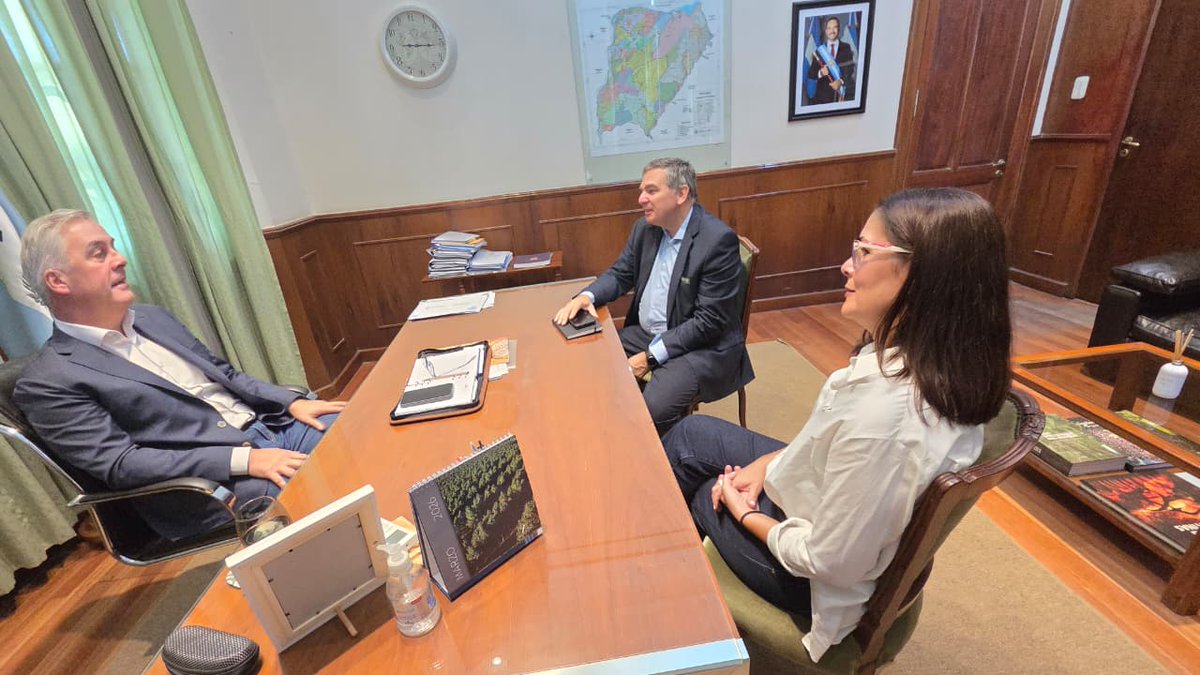 CasafeOk's tweet photo. Nos encontramos en Corrientes con el ministro de Producción, Walter Chávez. 🙌 @mp_ctes 

Conversamos sobre:

✅ Jornada de drones en Virasoro.
✅ Continuidad de capacitaciones (más de 4500 personas capacitadas en 82 jornadas entre 2022 y 2025).
✅ Uso responsable de fitosanitarios.

Valoramos la predisposición al diálogo y el trabajo conjunto. Seguimos trabajando codo a codo para fortalecer la articulación público-privada. 🤝

@fedelandgraf @MarielaPletsch  #drones #aplicacion #agtech #agro #campoargentino #campo #fitosanitarios #bpa #casafe #corrientes #sustentabilidad #dialogoinstitucional