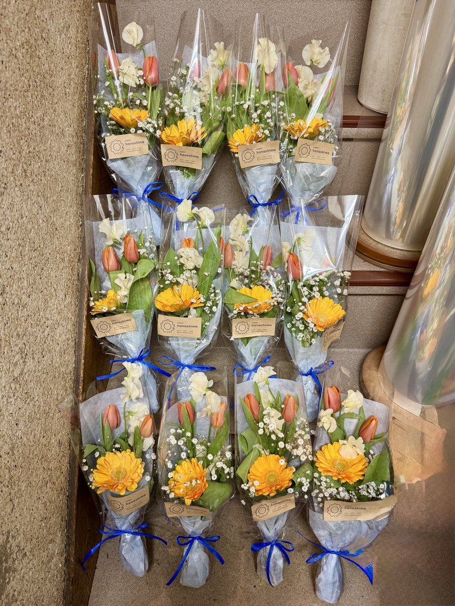 おはようございます😃☂️

卒業式シーズン突入
お花束💐のご注文もとんでもない数😅
昨日も作ったでー
総数約50束‼️

そして今日も作るよー💪🏼

お花💐はいずれ枯れて無くなるけど、卒業する子達の一生の思い出として残る

そう思うと気合が入るってもんだね💪🏼
今日も一日HAPPYに👍🏼