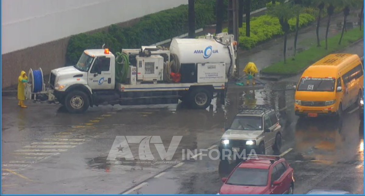 #ATVInforma |  Se visualiza  a personal de <a href="/AmaguaCEM/">Amagua CEM</a> que realiza labores de limpieza con el hidrocleaner en el km 1 de la Av. Samborondón, sentido La Puntilla-La Aurora, debido a la acumulación de agua ocasionada por las fuertes lluvias.

⚠️ Se recomienda circular con