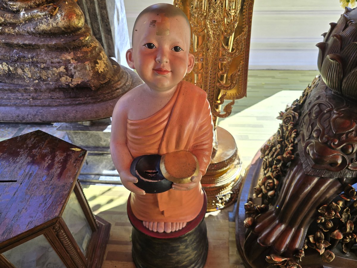 タイのチェンマイで訪れた天空の寺院こと｢ワット・プラタート・ドイステープ｣

寺院ということで、様々な仏様が祀られていました✨

タイでよく見る寝っ転がった仏様｢涅槃像｣(3枚目)

4枚目は仏様では無いですが、寺院には欠かせない一休さんに似たお坊さんがいてホッコリ☺️