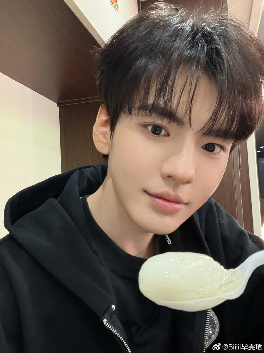 260303 | Wenjun Weibo update
🦈: Happy Lantern Festival!!!

#毕雯珺 #BiWenjun