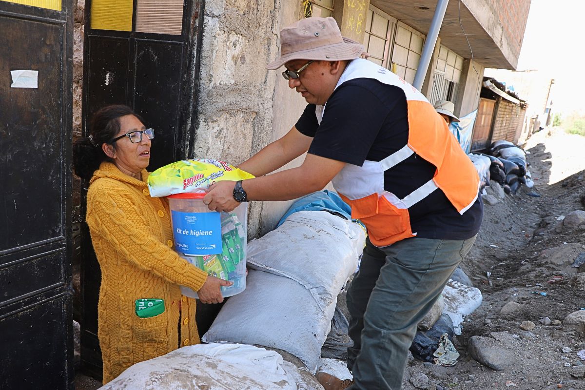 WorldVisionPeru's tweet photo. Con el apoyo de #PacíficoSeguros, entregamos kits de higiene, abrigo, herramientas para labores de limpieza y materiales para fortalecer espacios seguros en instituciones educativas. Proteger a la niñez implica atender lo urgente y también su estabilidad emocional. (2/4) https://t.co/q14CBoIwoW