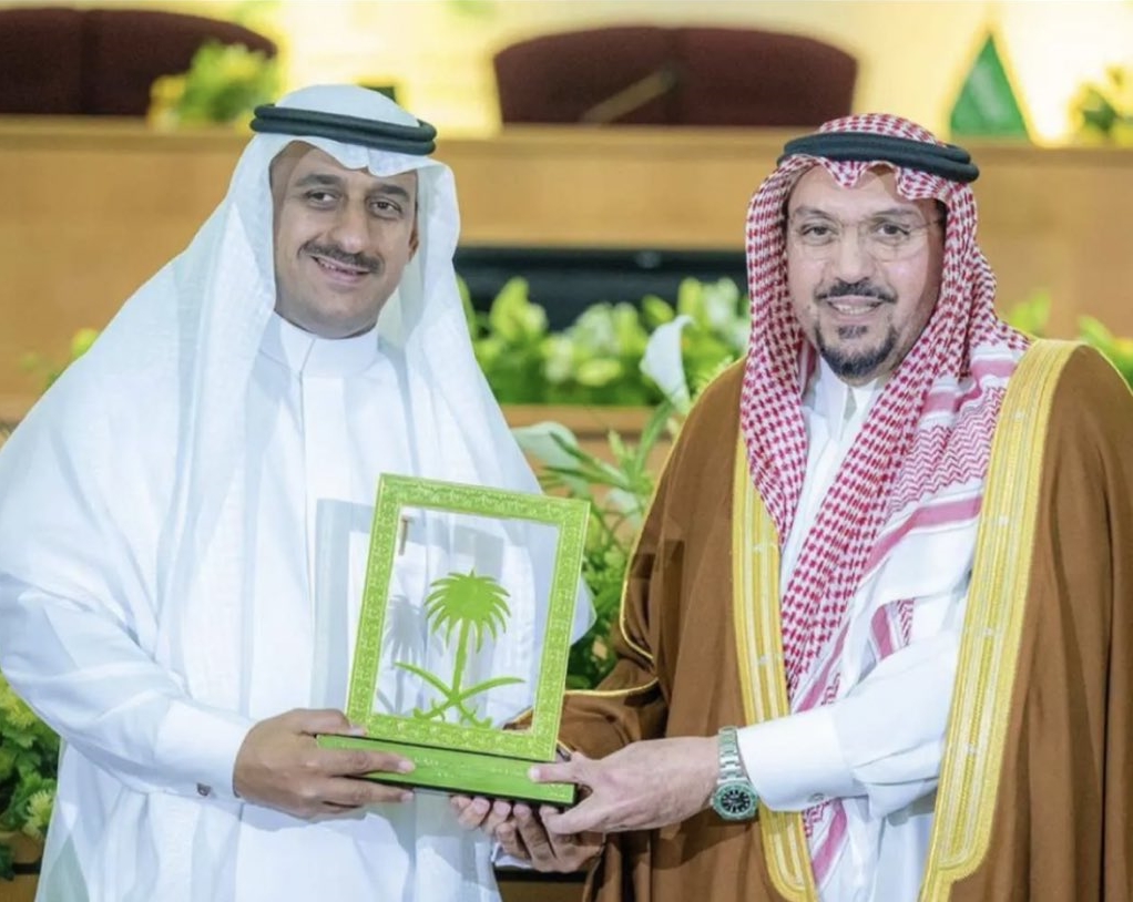 وساثل النشر الإعلامي تعددت الآن
ولعل الـ (بودكاست) إحداها ، بل أجملها إثراءاً
الناشر الأستاذ/ حسن بن محمد الهويمل ، كفاءة
إعلامية مميزة ، وصاحب محتوى ثري ، بحسن إختياره
لضيوفه ، وعمق ثقافته ،وإدراكة لمكنون الضيوف ، أثرى
ثقافة الجيل بتاريخ وطنه وأحداثه . شكراً ابا محمد
<a href="/MfhHasan/">حسن الهويمل</a>