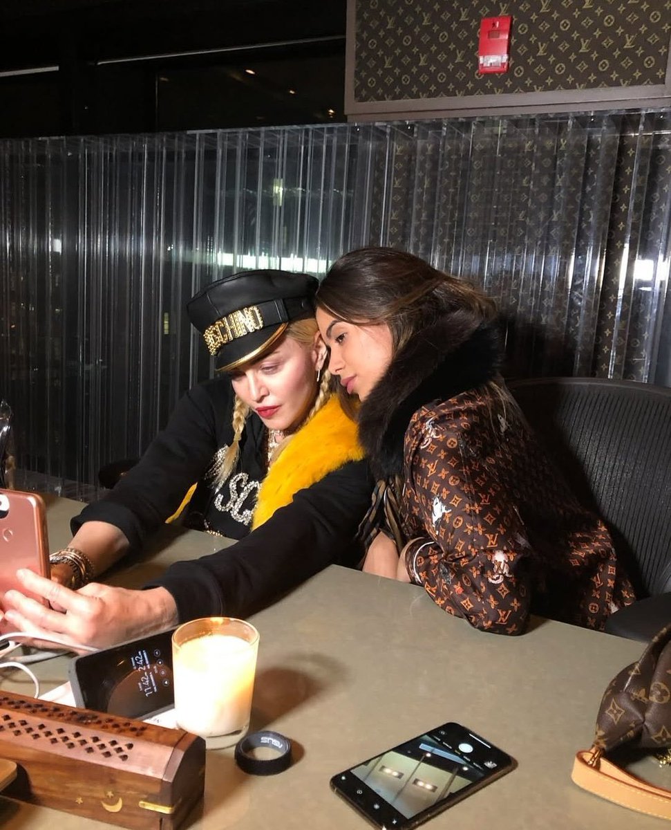 "ariana não é pro nivel dela" 

Mas a Madonna e o The Weeknd foram. Acho incrivel essa mania de vira-lata que vocês tem