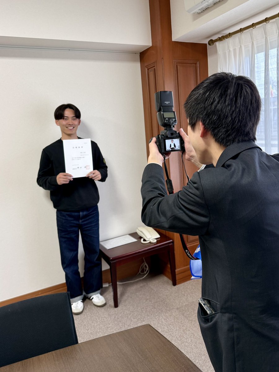 FUTTMLab's tweet photo. 【快挙】平均合格年齢39.4歳の壁、22歳がブチ抜く。
合格率10.1%の超難関国家資格「#土地家屋調査士」に、本学の牧嶋くんが現役合格！
現場経験ゼロのハンディを情熱で跳ね返した快挙は、福井新聞でも大きく報じられました🗞️✨

#福井工業大学 #FUT #建築土木工学科 #土木 https://t.co/s7ayF1M29b