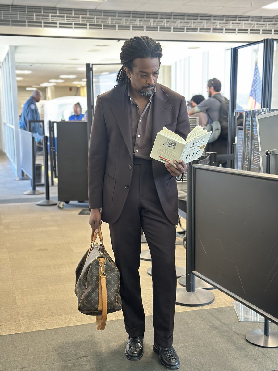 JacksonAirports's tweet photo. Tailored suit.
Louis Vuitton carry-on.
Book in hand. ✈️📚

Timothy Orey — founder of JXN Run Club, Jacksonian, and realtor — getting Booked at JAN the gentleman way.
Because real leaders don’t just chase flights.
They study the journey.

#BookedAtJAN #FlyJAN https://t.co/xT2g65h4yS