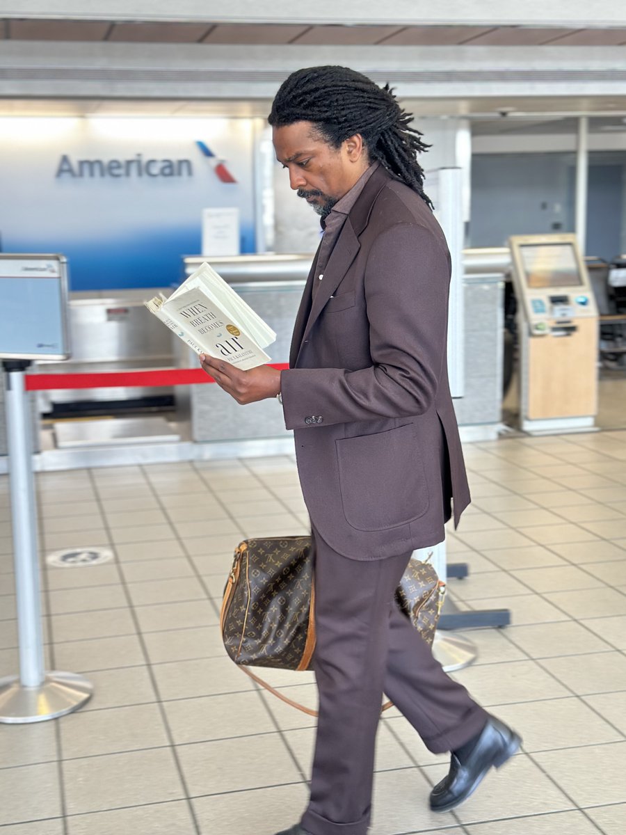 JacksonAirports's tweet photo. Tailored suit.
Louis Vuitton carry-on.
Book in hand. ✈️📚

Timothy Orey — founder of JXN Run Club, Jacksonian, and realtor — getting Booked at JAN the gentleman way.
Because real leaders don’t just chase flights.
They study the journey.

#BookedAtJAN #FlyJAN https://t.co/xT2g65h4yS