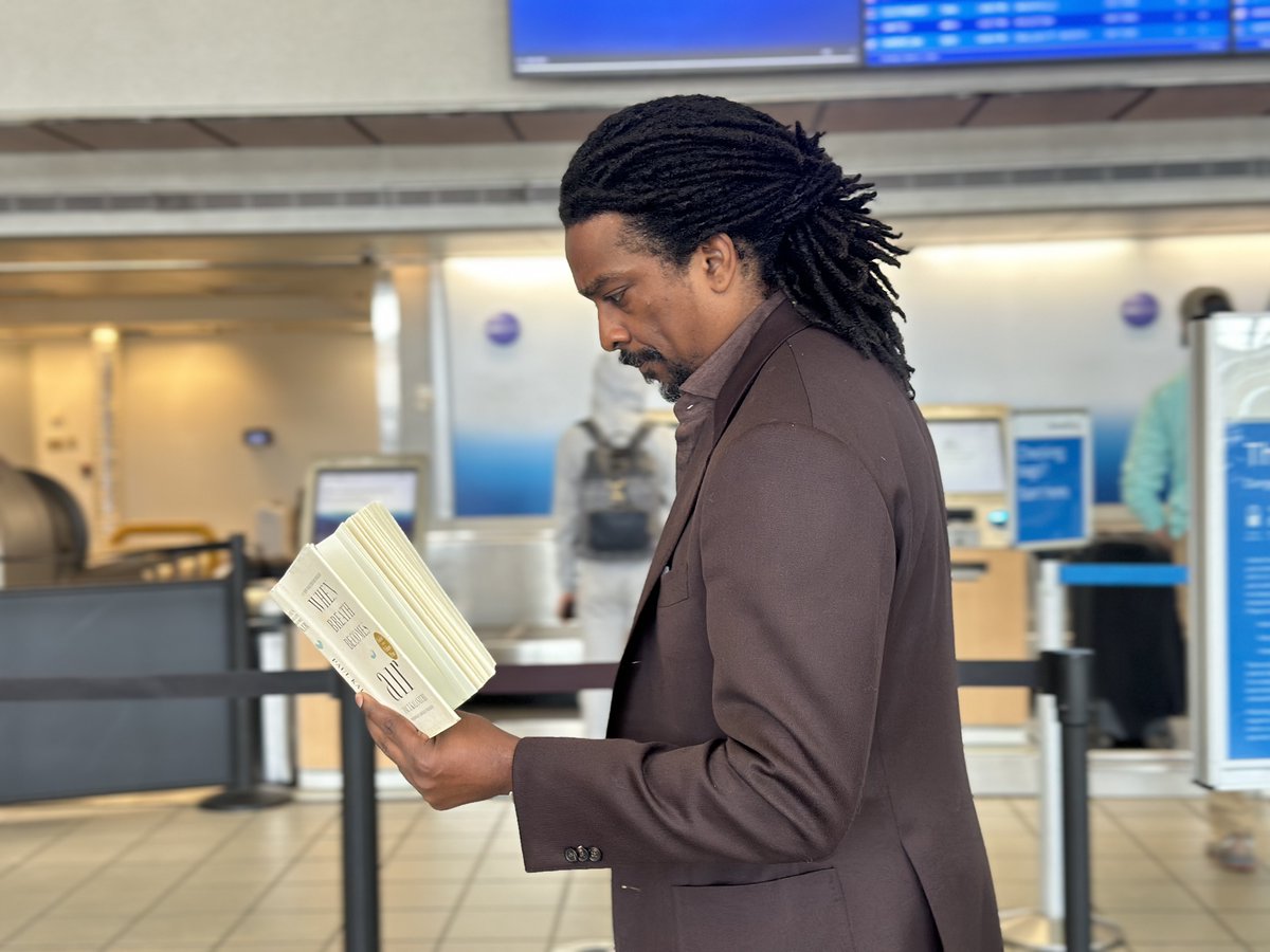 JacksonAirports's tweet photo. Tailored suit.
Louis Vuitton carry-on.
Book in hand. ✈️📚

Timothy Orey — founder of JXN Run Club, Jacksonian, and realtor — getting Booked at JAN the gentleman way.
Because real leaders don’t just chase flights.
They study the journey.

#BookedAtJAN #FlyJAN https://t.co/xT2g65h4yS