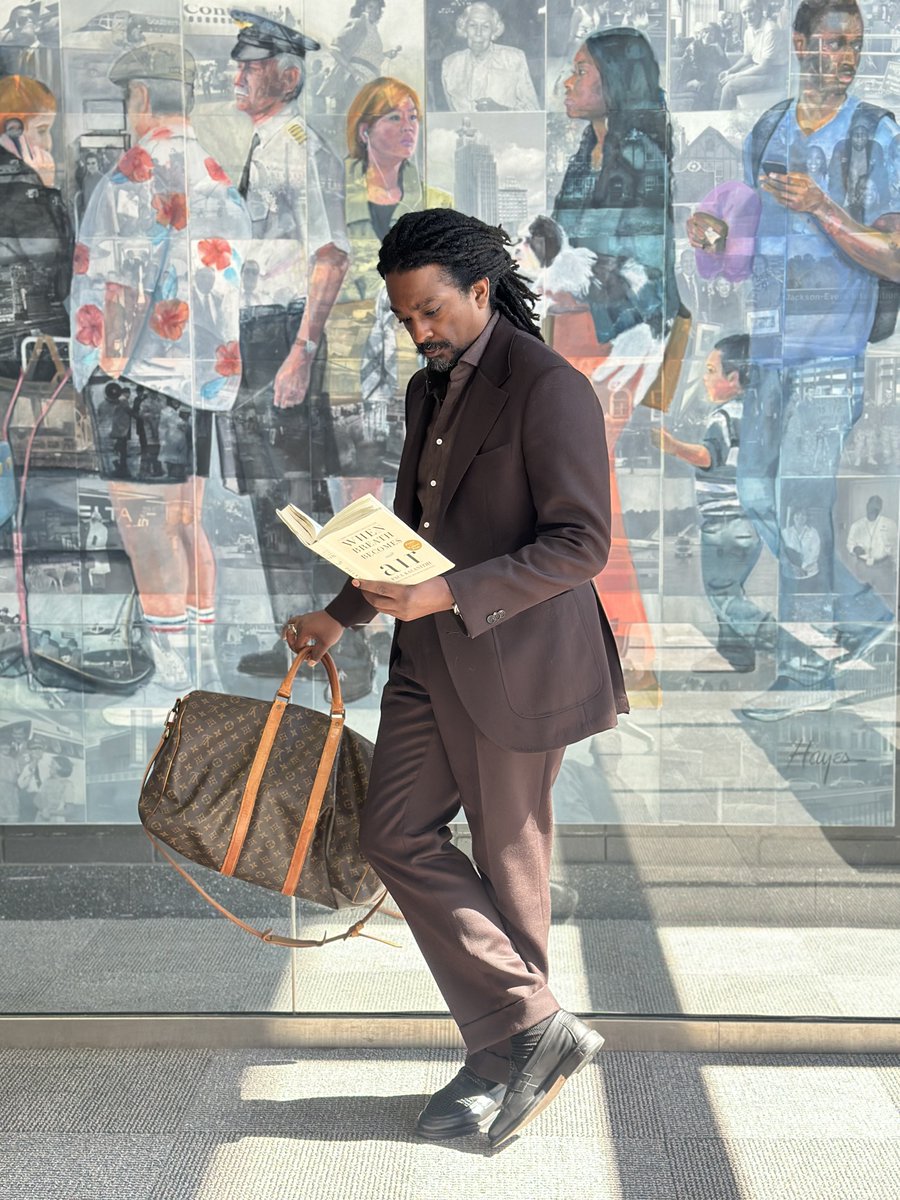 JacksonAirports's tweet photo. Tailored suit.
Louis Vuitton carry-on.
Book in hand. ✈️📚

Timothy Orey — founder of JXN Run Club, Jacksonian, and realtor — getting Booked at JAN the gentleman way.
Because real leaders don’t just chase flights.
They study the journey.

#BookedAtJAN #FlyJAN https://t.co/xT2g65h4yS