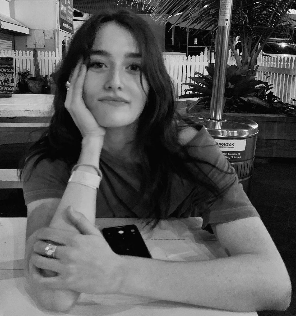 og brunette sarah pidgeon they don’t deserve you……