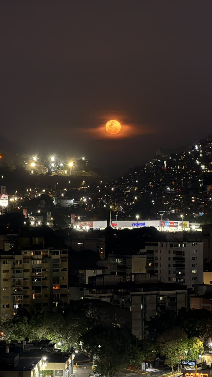 Arrested_Words's tweet photo. La luna saliendo hace un rato. https://t.co/MPBYiaHBfr