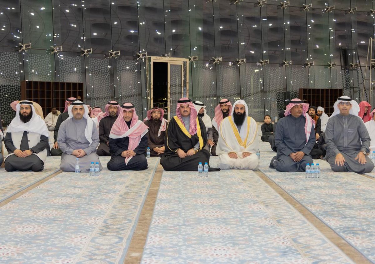 U_Tabuk's tweet photo. كرّم سعادة رئيس #جامعة_تبوك أ.د.عبدالعزيز بن سالم الغامدي، الفائزين في #مسابقة_حافظ_الرابعة للعام ١٤٤٧هـ، التي شهدت تنافسًا متميّزًا بين نخبةٍ من حفظة كتاب الله وسنّة نبيّه ﷺ، من جنسياتٍ متعددة، في أجواءٍ روحانيةٍ، عكست حجم المشاركة وعمق العناية بحفظ كتاب الله، وإحكام تلاوته، وإجادة أحكامه التجويدية.

@U_Tabuk