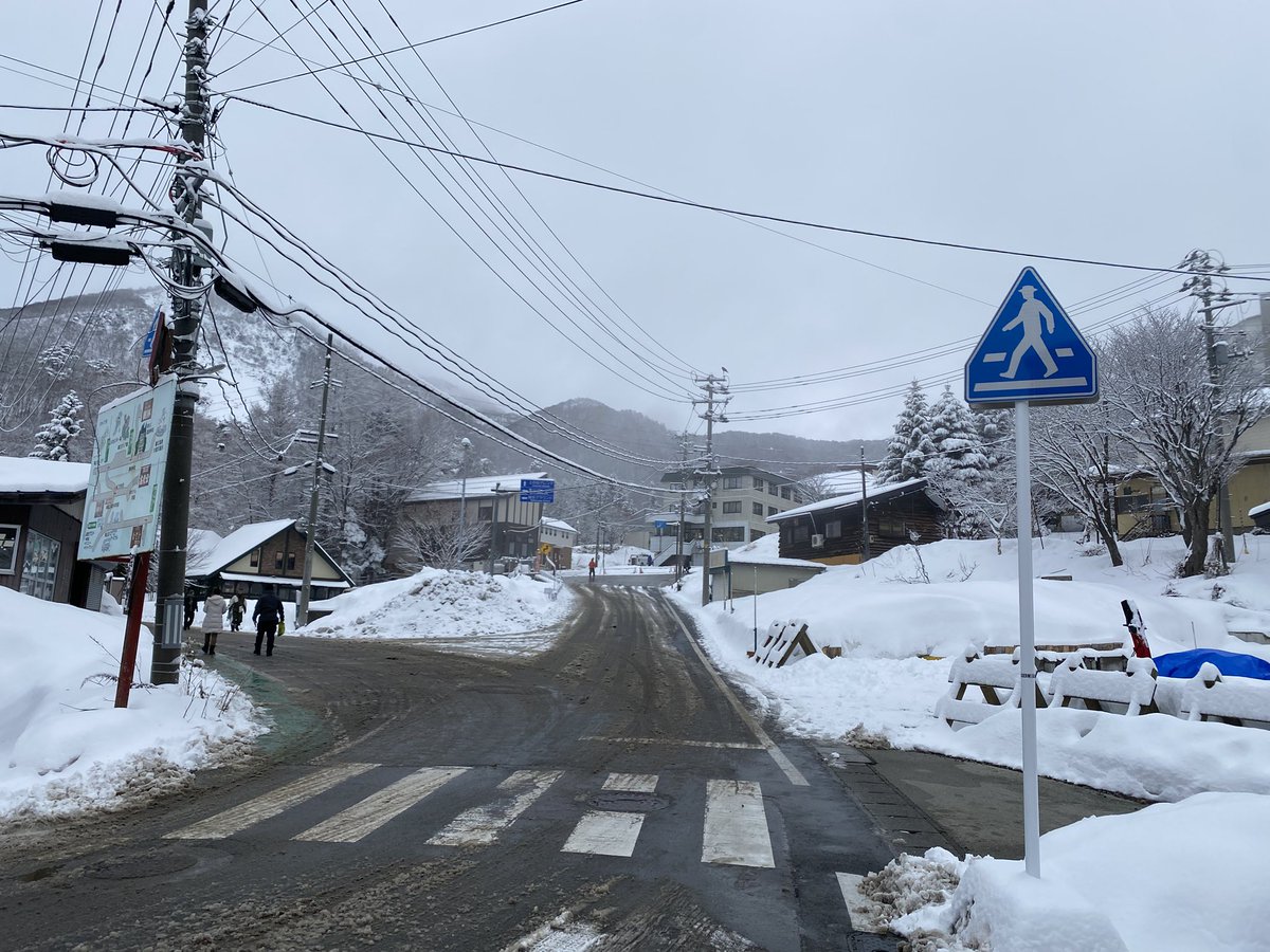 2週間ぶりに雪が降りました〜
ゲレンデコンディションも少し回復！

温泉街で10センチ前後と言ったところでしょうか？？