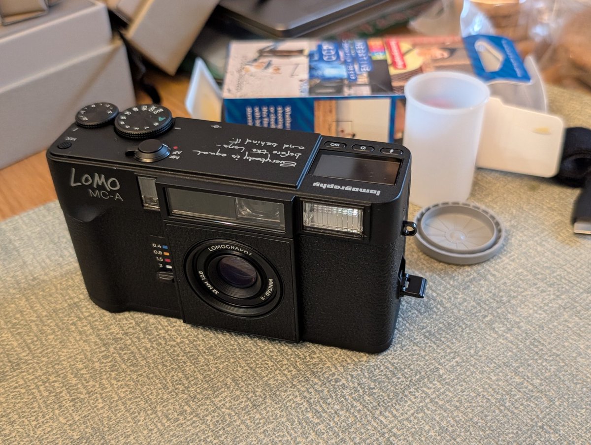 2sc1815's tweet photo. 子供撮りたい欲でフイルムカメラ買ってみたけど、フィルム装填の説明がさらっと書かれすぎて加減が分からんの巻。子供の時の記憶に従って入れてみた。 https://t.co/dF4jyGw2cQ