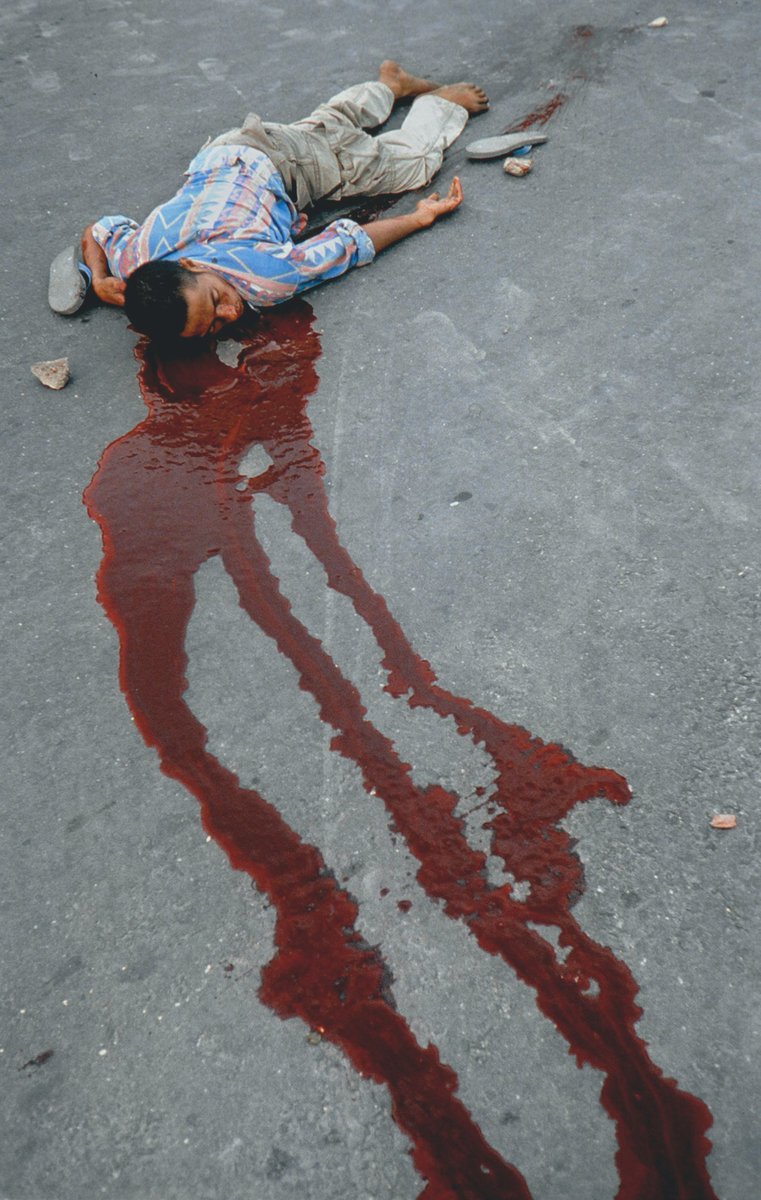 TW; Darah, kekerasan | Dari banyak jepretan Stanmeyer di Indonesia, foto-foto ini mungkin yang paling mengacaukan perasaan.

Detik-detik pembunuhan Joaquim Bernardino Guterres, seorang pendukung kemerdekaan Timor Leste, oleh anggota Brimob di jalanan kota Dili, 26 Agustus 1999 🥀