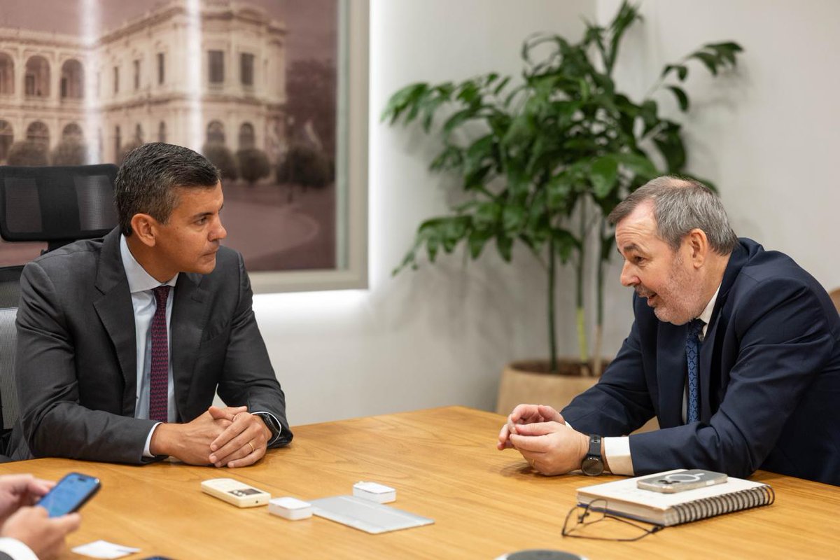 SantiPenap's tweet photo. Conversé con el presidente del BCP, Carlos Carvallo, para analizar las perspectivas de nuestra economía. Es una gran noticia que la agricultura muestre una fuerte recuperación, lo que va a impulsar aún más nuestro crecimiento. Ser la economía más dinámica de la región nos motiva a seguir trabajando desde el Gobierno del Paraguay para que estos buenos números se traduzcan en oportunidades y bienestar real para todas las familias paraguayas.