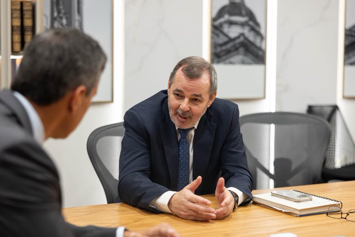 SantiPenap's tweet photo. Conversé con el presidente del BCP, Carlos Carvallo, para analizar las perspectivas de nuestra economía. Es una gran noticia que la agricultura muestre una fuerte recuperación, lo que va a impulsar aún más nuestro crecimiento. Ser la economía más dinámica de la región nos motiva a seguir trabajando desde el Gobierno del Paraguay para que estos buenos números se traduzcan en oportunidades y bienestar real para todas las familias paraguayas.