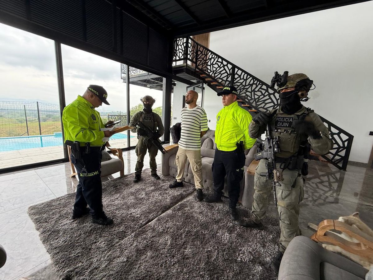 🚨 ATENCIÓN: Tras la orden del ministro de Defensa, Pedro Sánchez, de golpear con contundencia a las estructuras criminales que operan en el norte del Valle del Cauca, la Policía Nacional logró la captura de alias “Cakín”, cabecilla del Grupo Delincuencial Organizado Los Flacos.