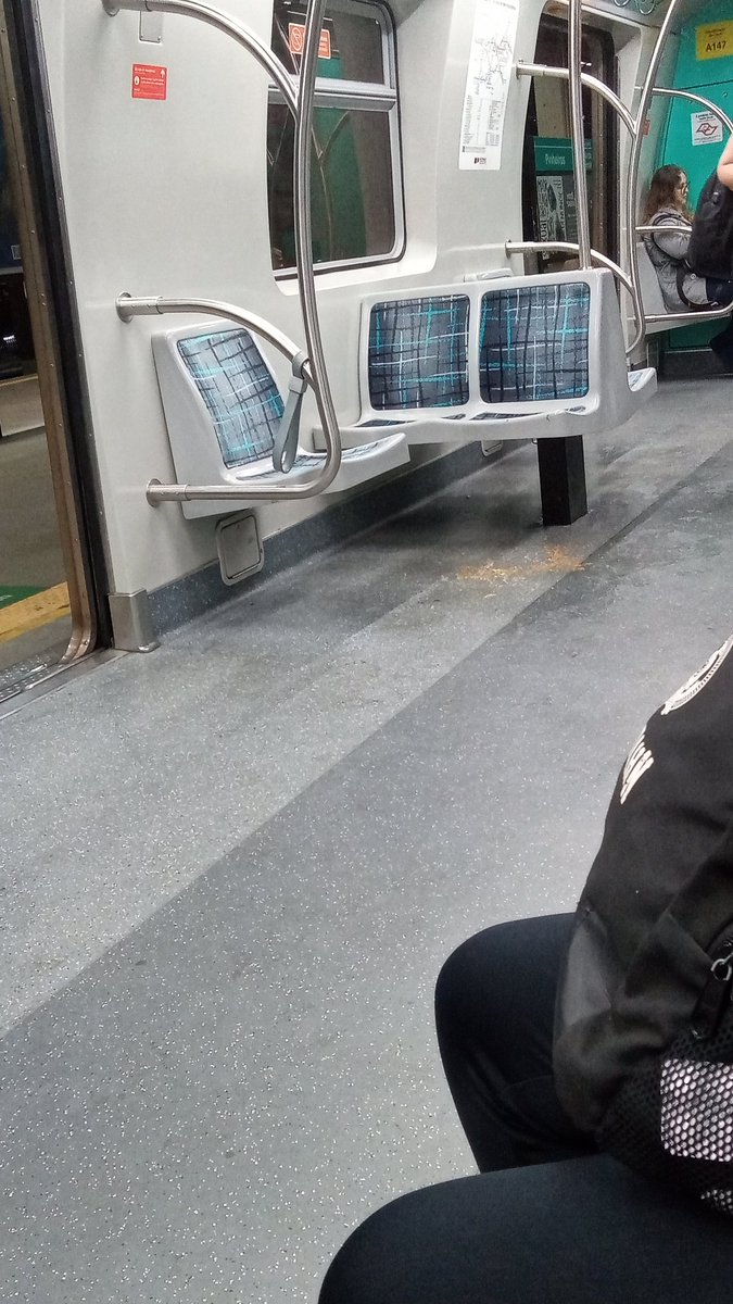 rroots13's tweet photo. @spsobretrilhos , banco vazio, às 20h30 na linha 9 da @_Linhas8e9 , porque está tudo vomit*** o trem. Pinheiros, sentido Varginha. https://t.co/ReNFSmFhez