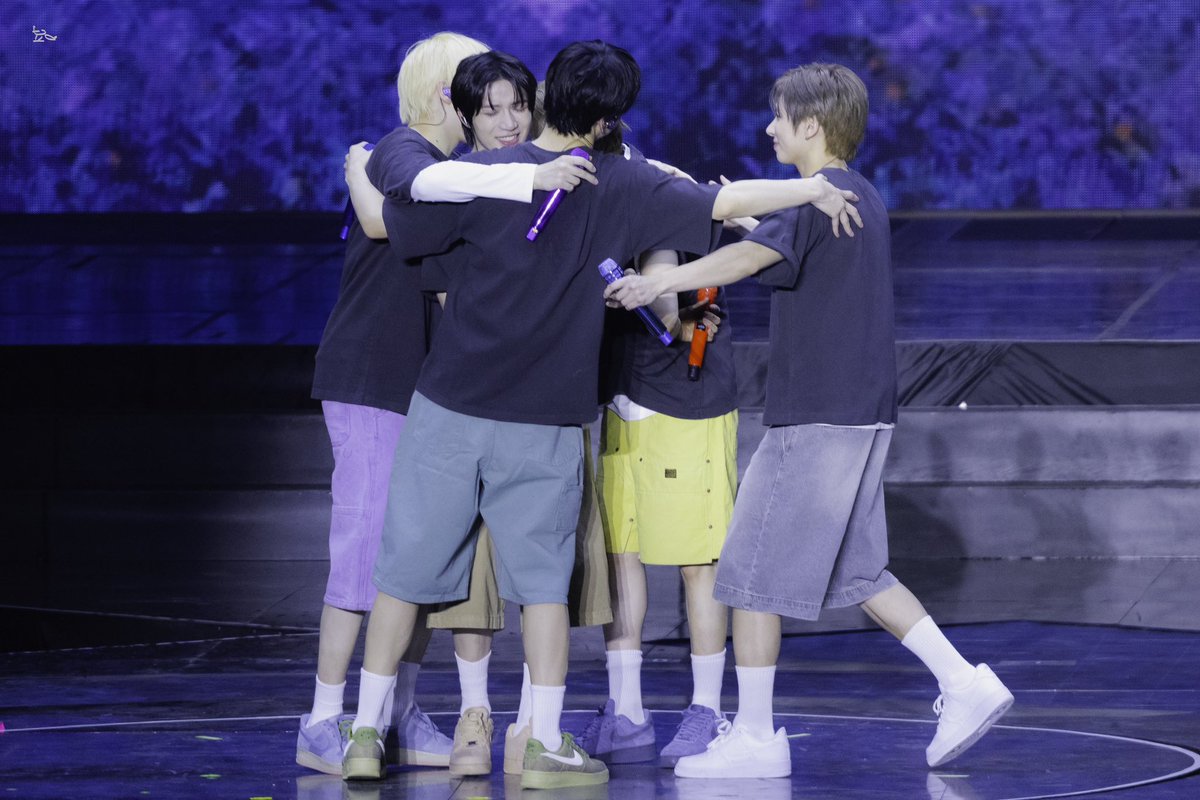 AndresVilarde's tweet photo. From the moment that I met you you brought spark again to my life I’m so grateful to be with you in this journey and for more years to come. 💙👑 🌳 ⭐️💫🧡❤️#ForeverTogetherWithTXT
#칠년을_넘어_투바투의_여행은_계속될거야 https://t.co/PP8HaG5zl7