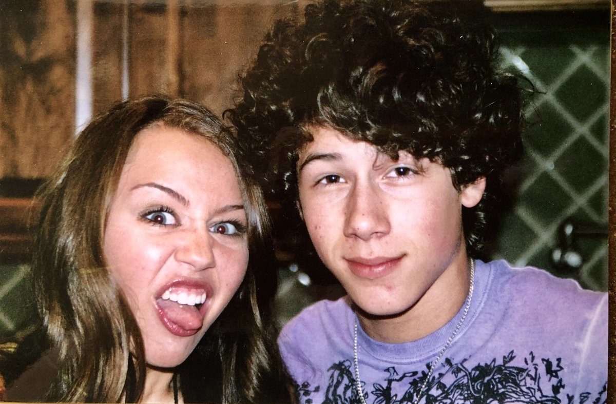 el talento musical de niley que acabaron escribiéndose temazos como s.o.s, lovebug, 7 things, see you again, inseparable, hello beautiful, goodbye, sorry, can't have you, full circle, burnin up, stay, take me along y la icónica before the storm, una discografía impecable🥹