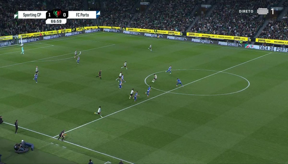 ATAlvalade's tweet image. The state of the refereeing in Portugal is so bad.

How on earth can you give this as offside?!