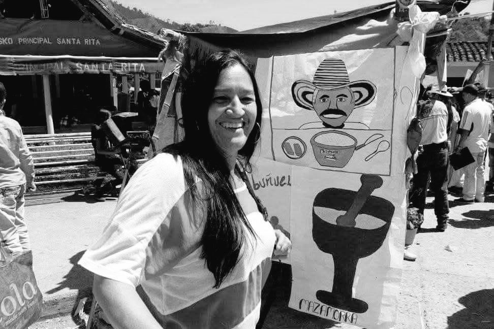 #ATENCION #GraveDenuncia #SosSuroeste

Condenamos el asesinato de la reconocida lideresa comunitaria, Adriana María Naranjo.

Este martes 3 de marzo, cerca del mediodía, en el sector #LaPlazuela de #SantaRita, #Andes, fue asesinada la lideresa tras recibir varios disparos de arma