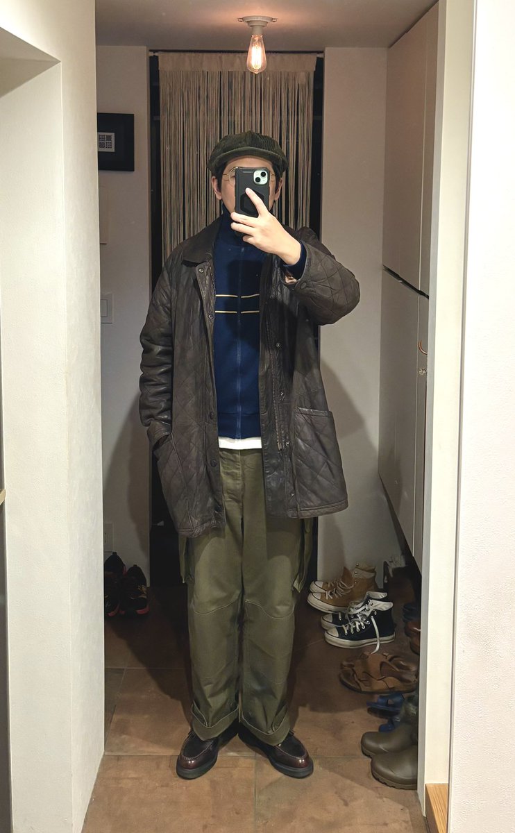 もうちょっとパンツのボリューム出したかったぜ…

🧥 Barbour レザーキルティング 👕 adidas デサント トラックジャケット 👖 フランス軍 M-47 👞 Dr. Martens Adrian