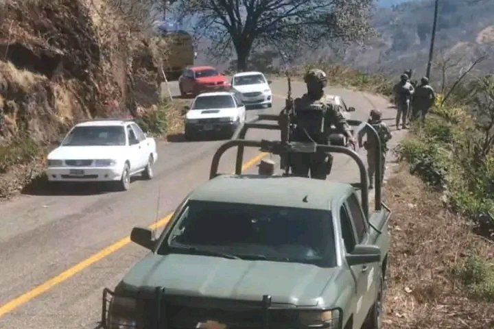 🚨🚔🚔🚔🚨 La secretaria de Salud municipal de Atlixtac en el Estado de Guerrero, Jessica Macedonio Saldaña y el Secretario Particular del Ayuntamiento, Fulgencio Sánchez, fueron bajados de la camioneta oficial en la que viajaban por personas armadas, quienes los asesinaron con