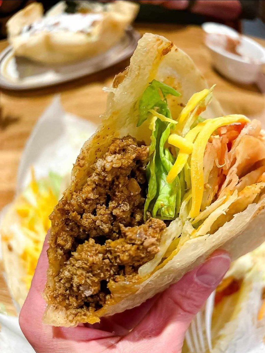 Jason Eady tonight. Lucas Minor at 8, Chris Welch at 8:30, Jason at 9.  Lots of tickets available. Then 3 sold out nights again. Serving food til 9 for you show folks.   It's TaCo TuEsDaY!

#TheOnlyBarInVeniceNE #BucksBarAndGrill #BucksLive #LiveMusic #Bucks