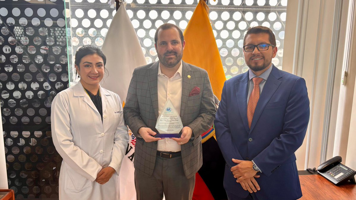 Aemfyc's tweet photo. La @AEMFYC otorgó un merecido reconocimiento al Asambleísta @diego_francook por su valioso apoyo a la Especialidad de Medicina Familiar y Comunitaria. Agradecemos su apertura para recibirnos en la Asamblea Nacional y escuchar nuestras propuestas orientadas a fortalecer el primer https://t.co/7aqyPaUg5A