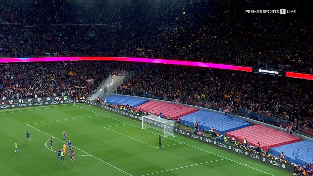 أجمل لقطة عندي

الجمهور لم يغادر الملعب بعد المباراة حتى تحية الفريق ❤️