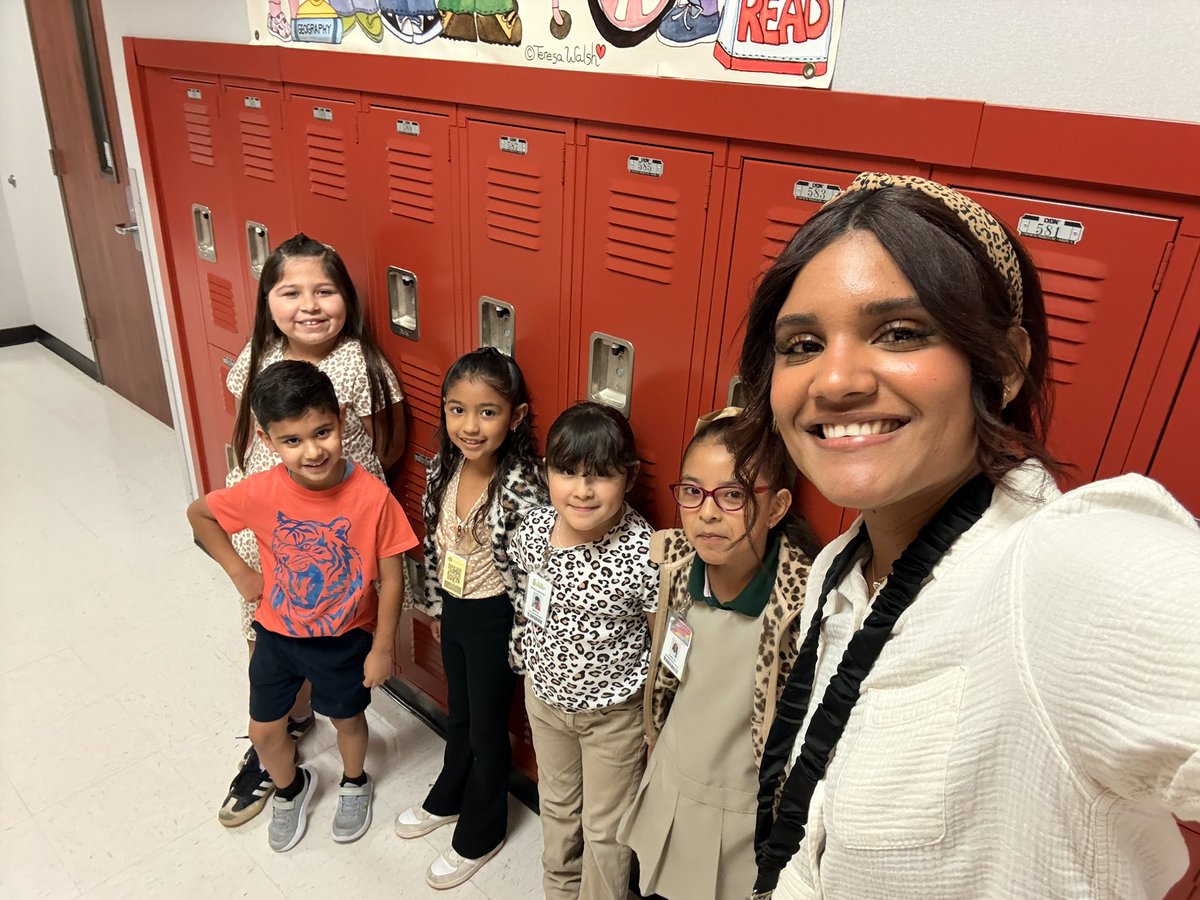 Yanivels14's tweet photo. Wild about reading📚#ReadAcrossAmerica day 2. @HicksTigers https://t.co/voG7sLmtGA
