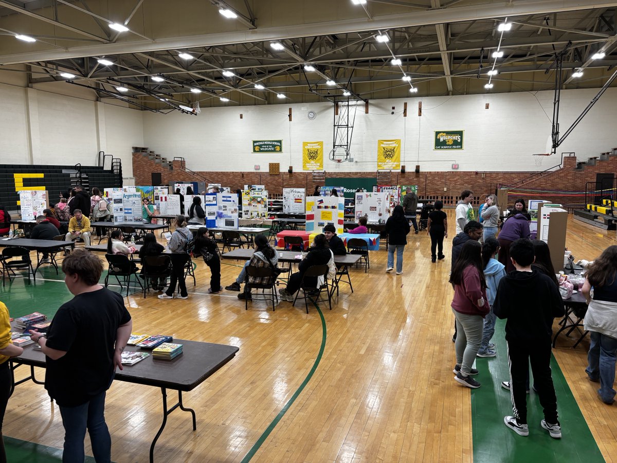 RosedaleMiddle's tweet photo. Combining curriculum night with culture night!  ⁦@KCKPS_CI⁩ https://t.co/tFK0okTnQY