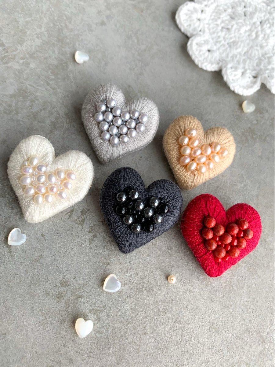 _kobuta__'s tweet photo. ぷっくりハートの刺繍ブローチ♡.*･ﾟ https://t.co/PzqJ96Ji3d